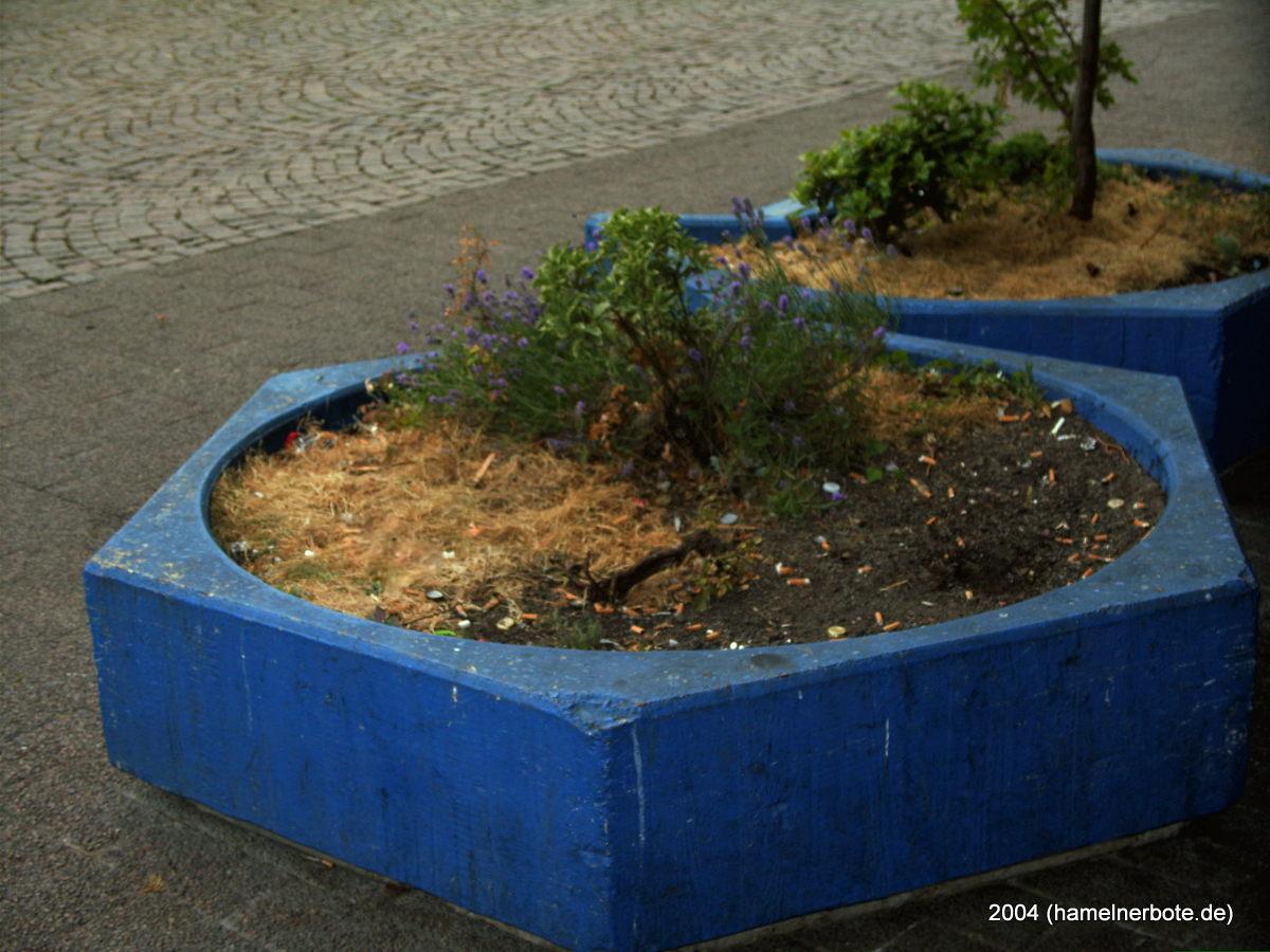 Blauer Blumenkübel in Hameln - 2004